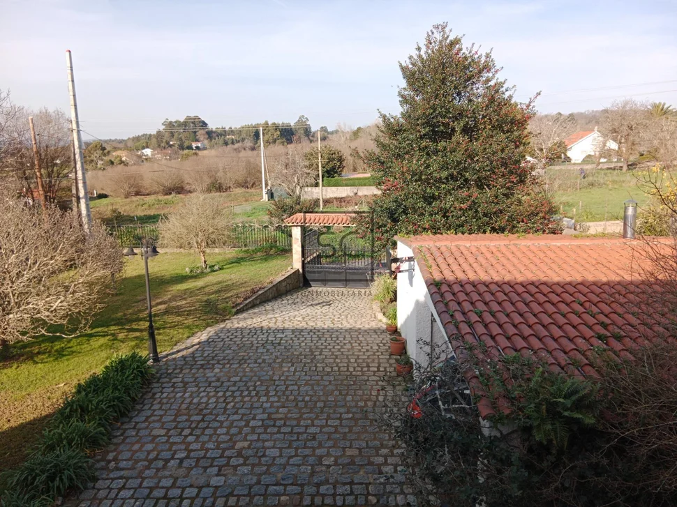 Chalet con finca y bodega en el raso-ares