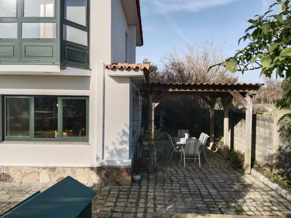 Chalet con finca y bodega en el raso-ares