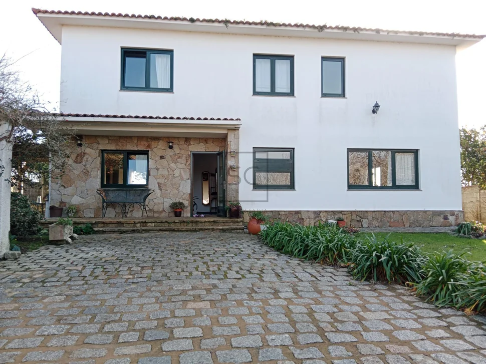 Chalet con finca y bodega en el raso-ares