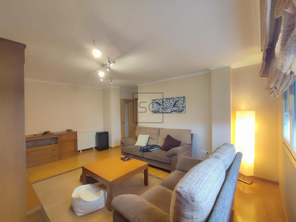 Piso luminoso en piñeiros narón