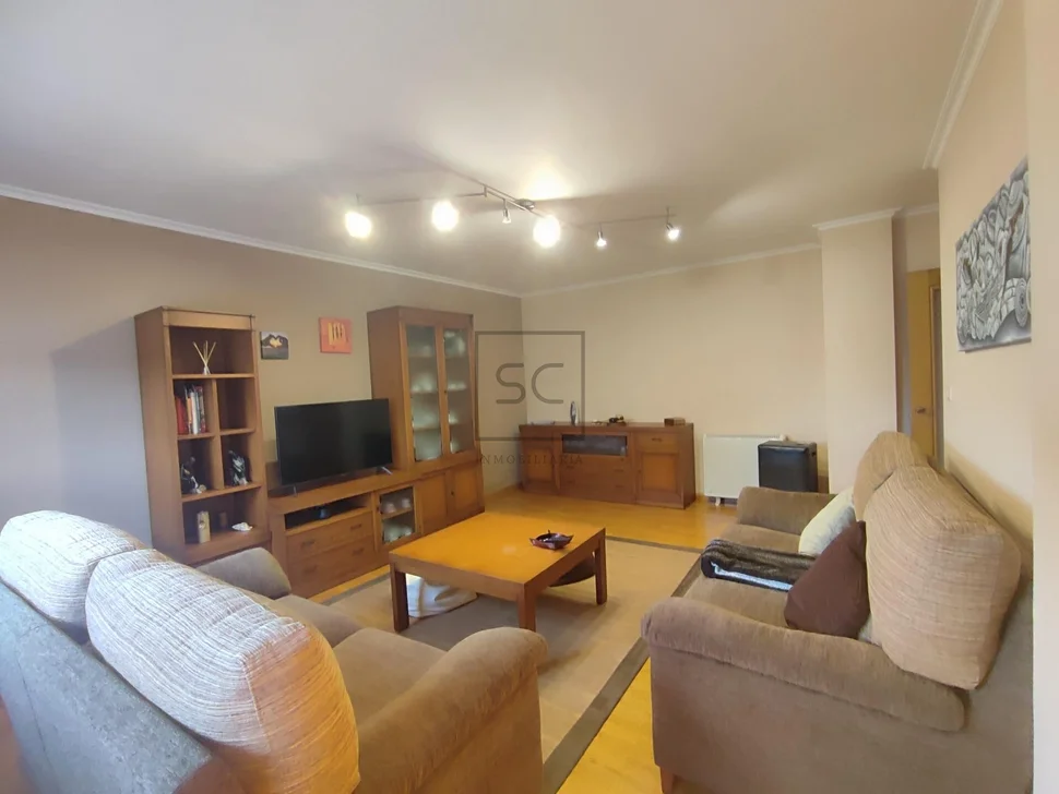 Piso luminoso en piñeiros narón