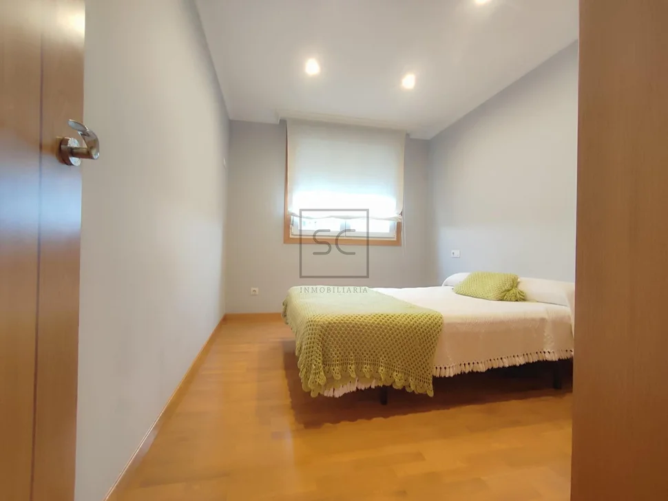 Piso luminoso en piñeiros narón