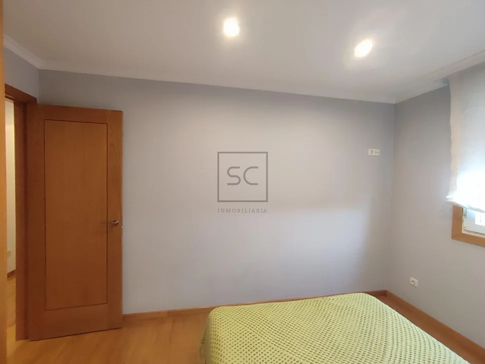 Piso luminoso en piñeiros narón