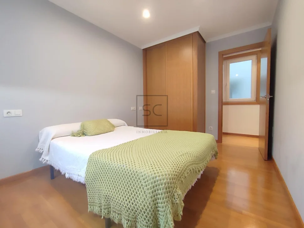 Piso luminoso en piñeiros narón