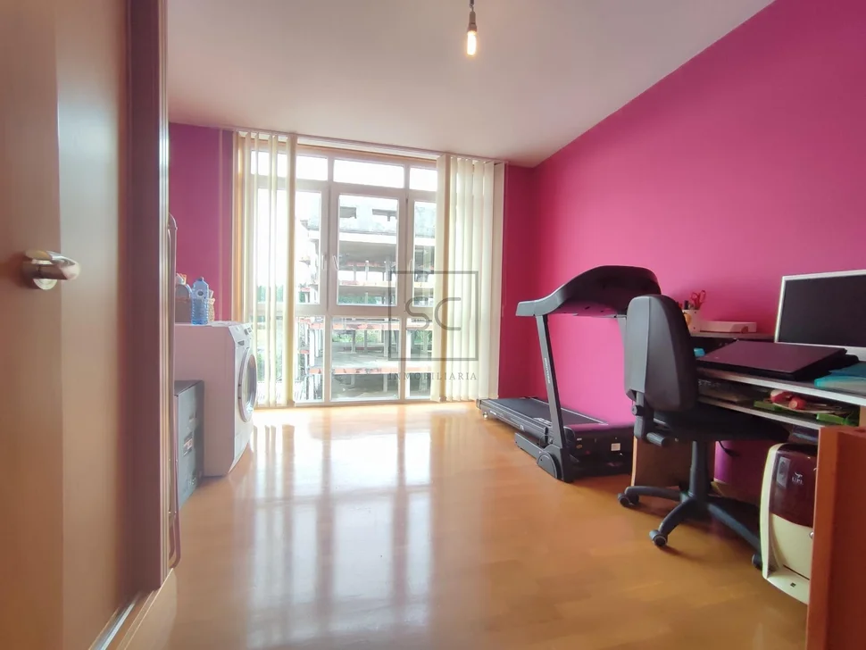 Piso luminoso en piñeiros narón