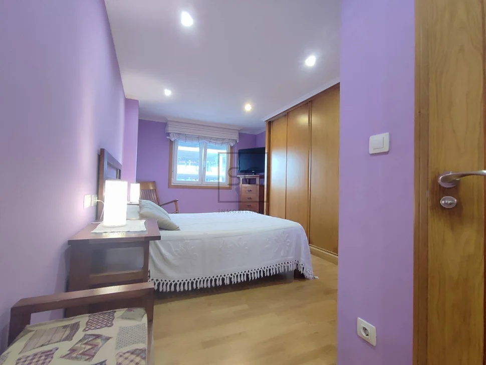 Piso luminoso en piñeiros narón