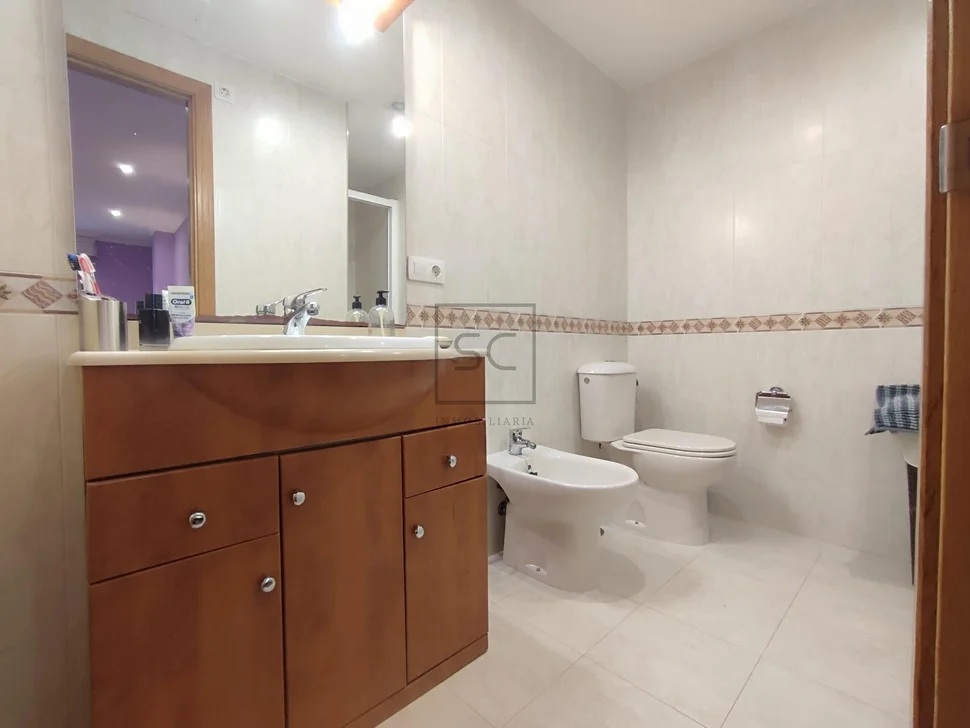 Piso luminoso en piñeiros narón