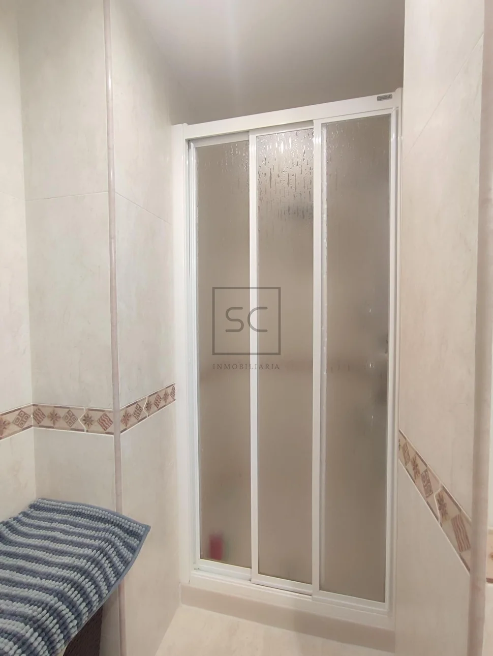 Piso luminoso en piñeiros narón