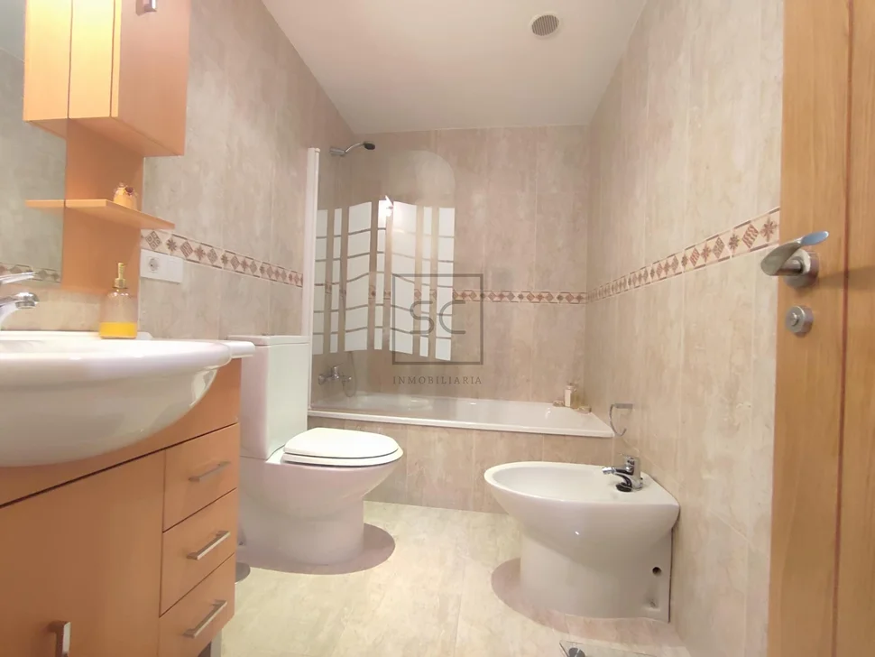 Piso luminoso en piñeiros narón