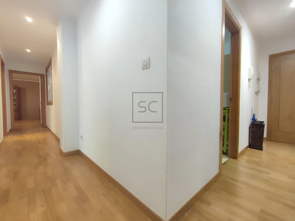 Piso luminoso en piñeiros narón