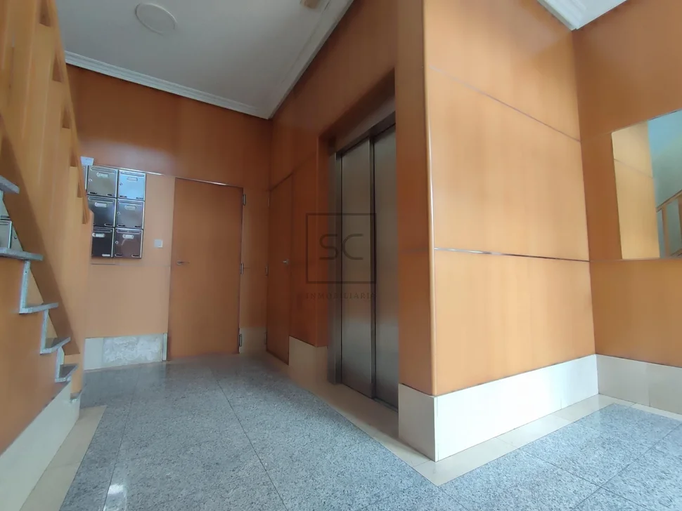 Piso luminoso en piñeiros narón