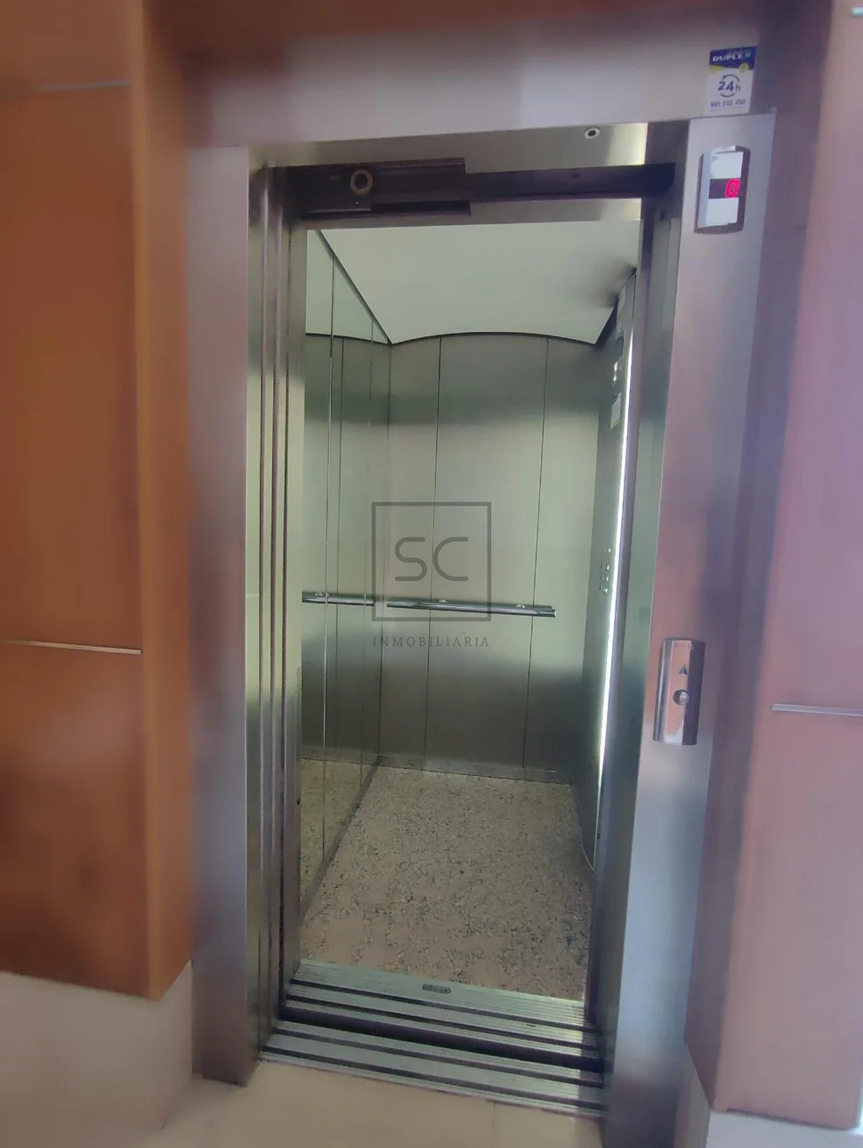 Piso luminoso en piñeiros narón