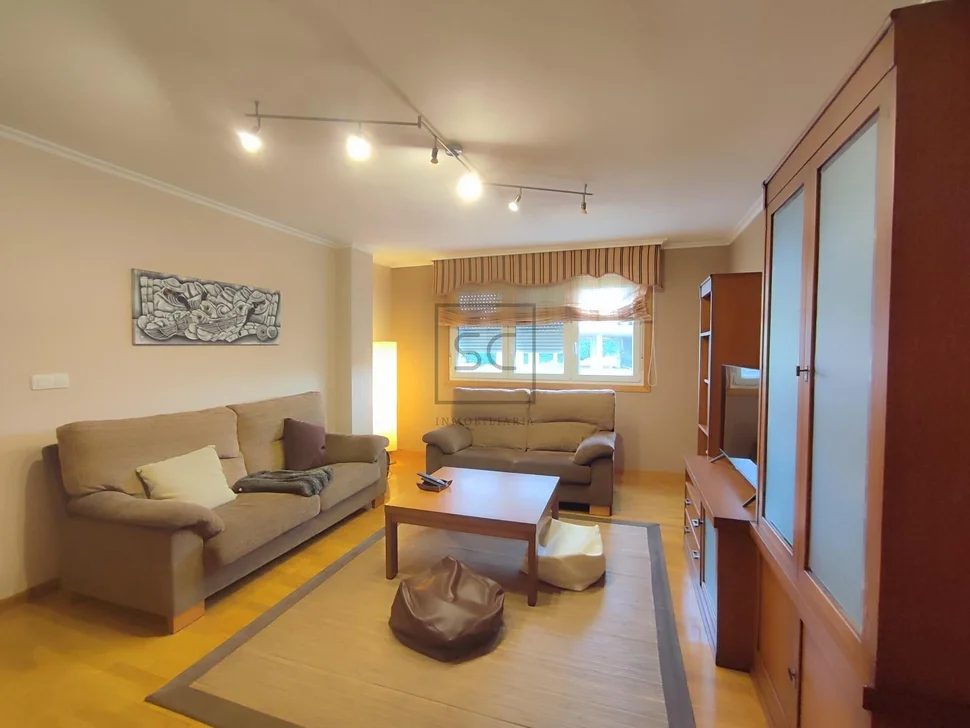 Piso luminoso en piñeiros narón