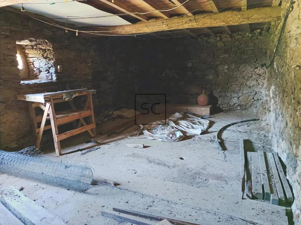 Casa de piedra para restaurar en albeiro, san sadurniño