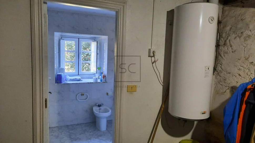 Casa de piedra con edificación auxiliar en cedeira