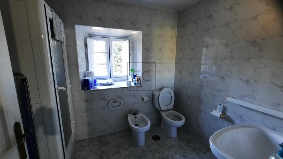 Casa de piedra con edificación auxiliar en cedeira