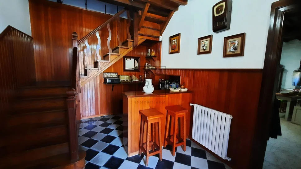 Casa de piedra con edificación auxiliar en cedeira