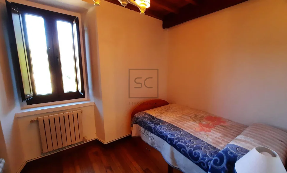 Casa de piedra con edificación auxiliar en cedeira