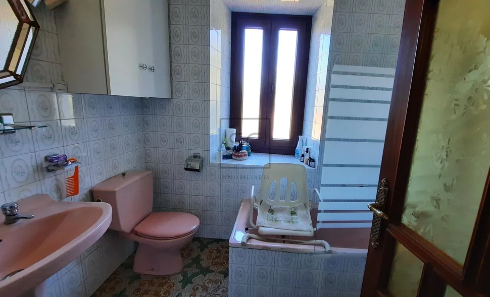 Casa de piedra con edificación auxiliar en cedeira