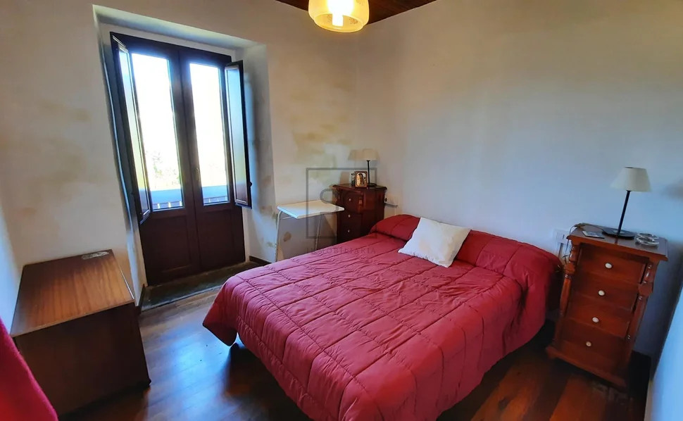 Casa de piedra con edificación auxiliar en cedeira