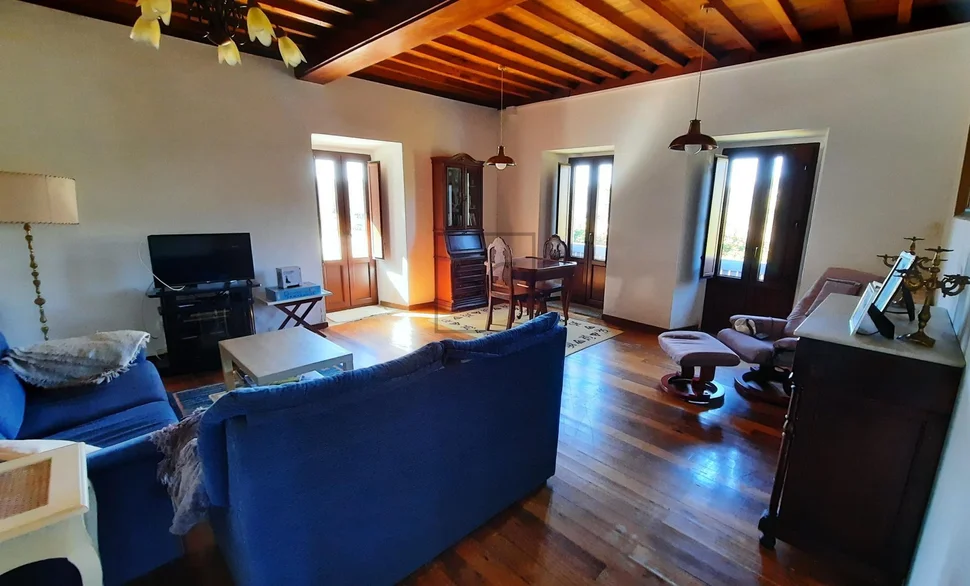 Casa de piedra con edificación auxiliar en cedeira