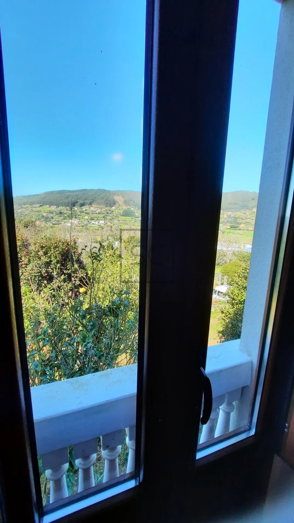 Casa de piedra con edificación auxiliar en cedeira