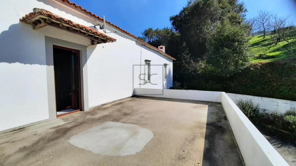 Casa de piedra con edificación auxiliar en cedeira