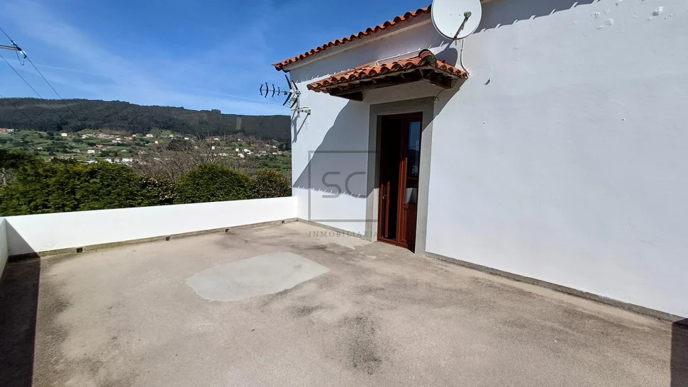 Casa de piedra con edificación auxiliar en cedeira