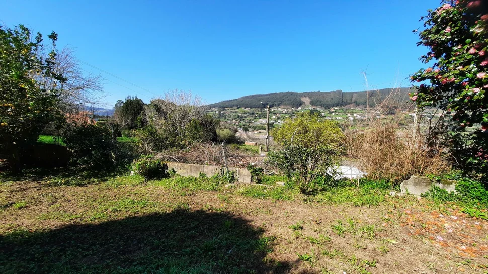 Casa de piedra con edificación auxiliar en cedeira