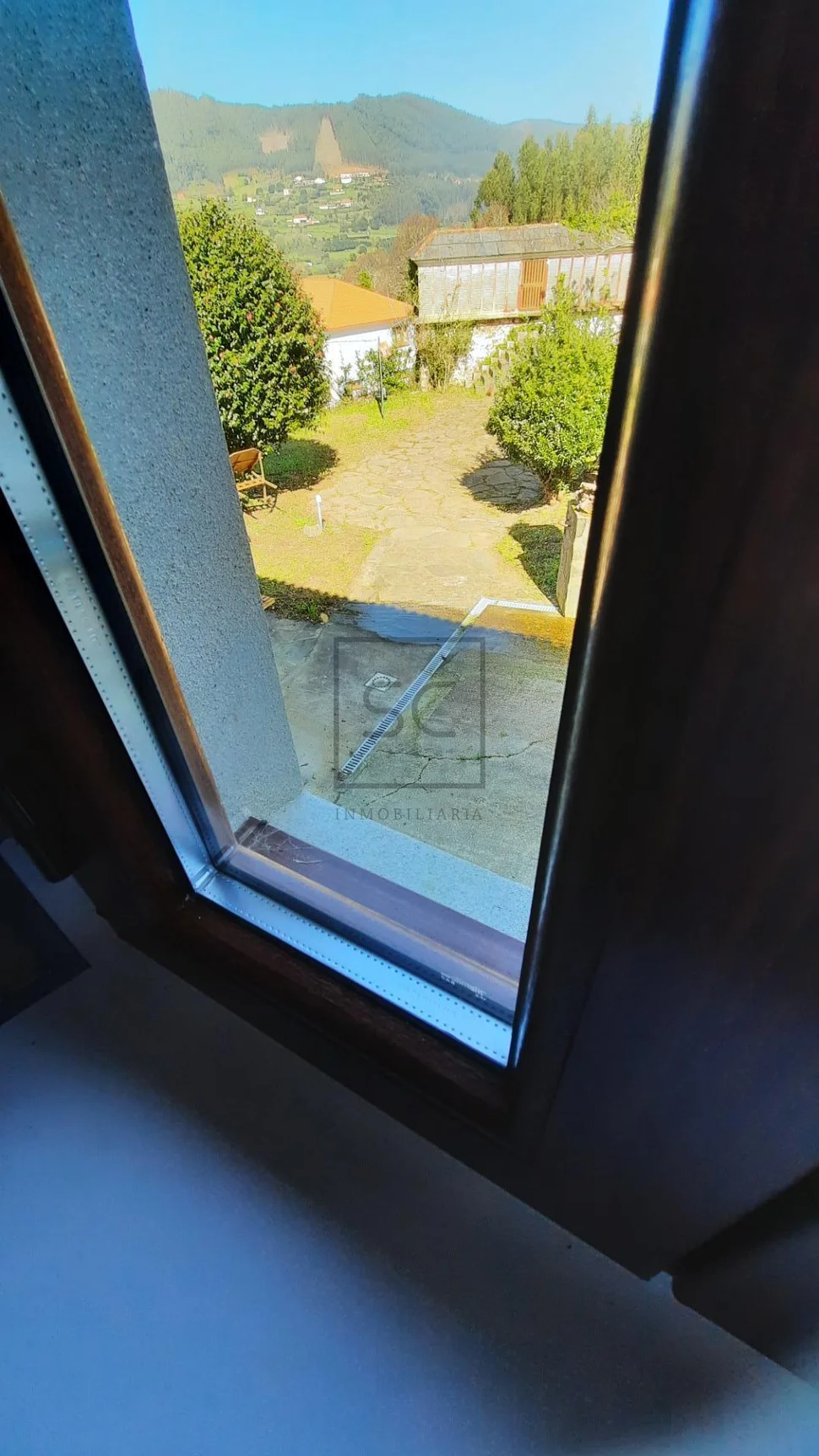 Casa de piedra con edificación auxiliar en cedeira