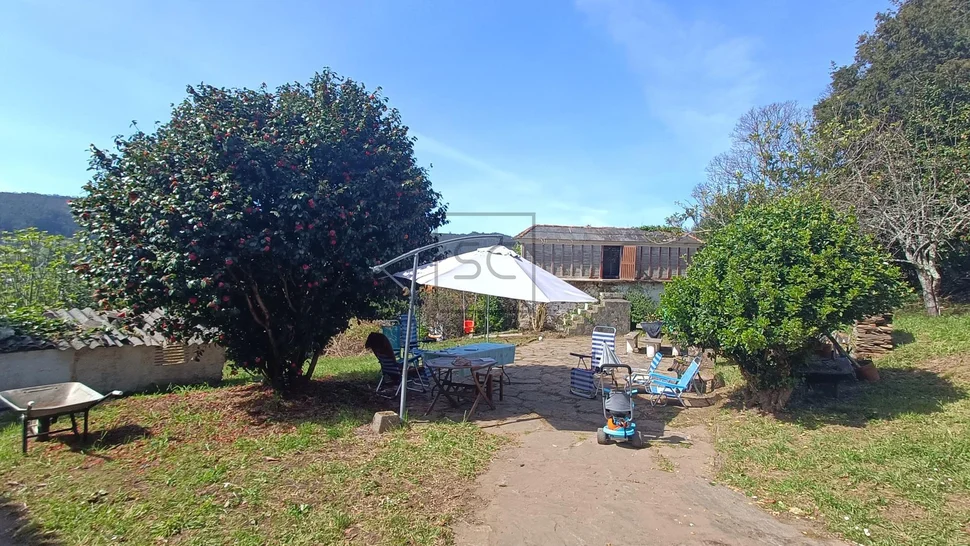Casa de piedra con edificación auxiliar en cedeira