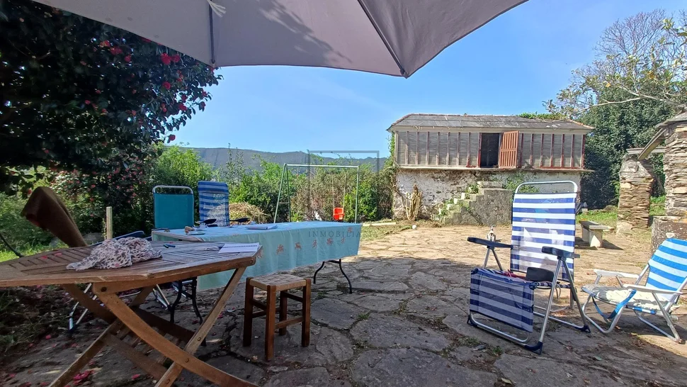Casa de piedra con edificación auxiliar en cedeira
