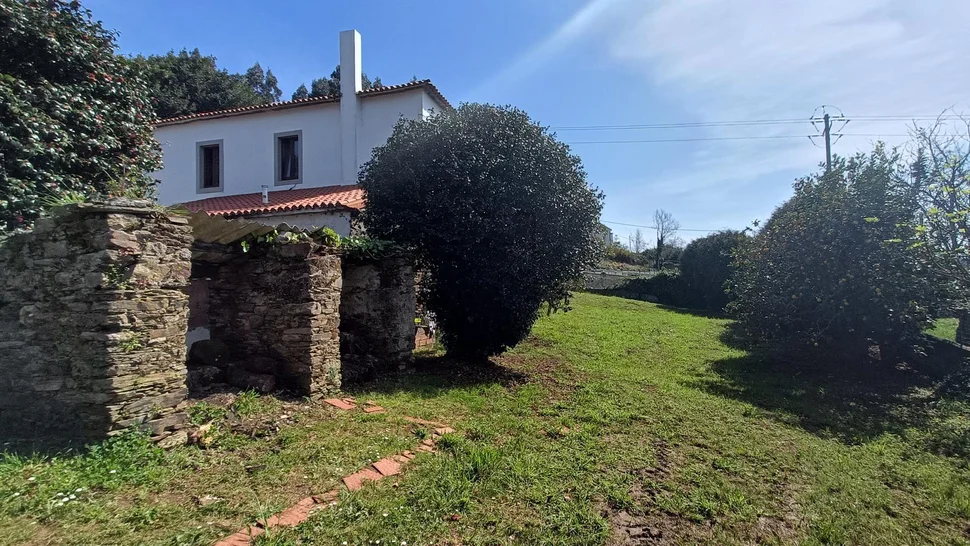 Casa de piedra con edificación auxiliar en cedeira
