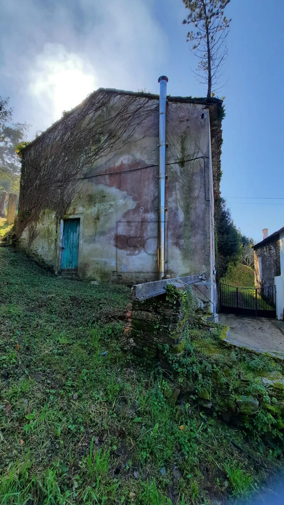 Casa de piedra con edificación auxiliar en cedeira