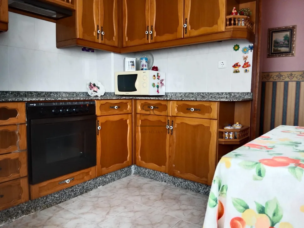 Piso con trastero y plaza de garaje en caranza-ferrol