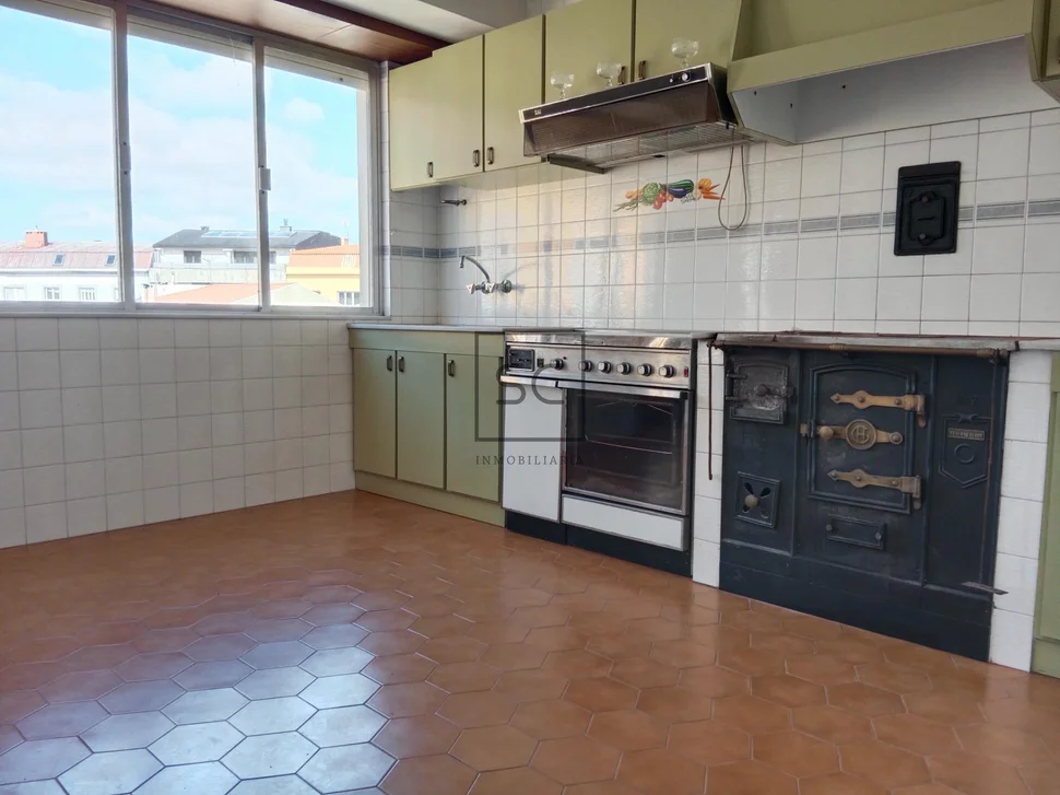 Edificio de 3 plantas, bajocubierta y garaje en cedeira