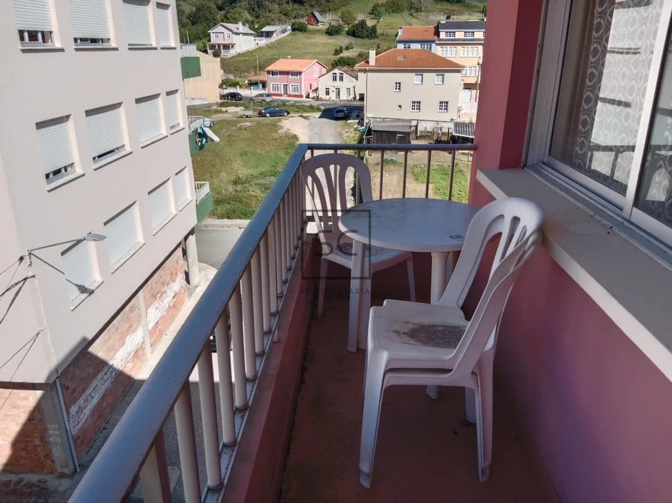 Edificio de 3 plantas, bajocubierta y garaje en cedeira