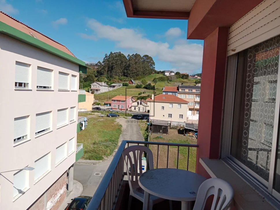 Edificio de 3 plantas, bajocubierta y garaje en cedeira