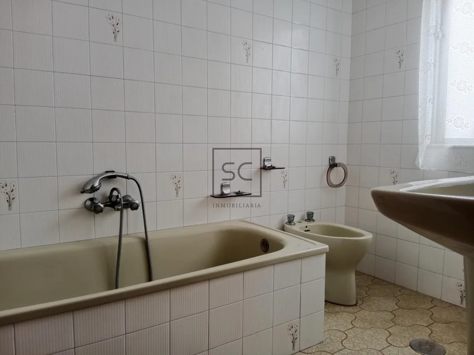 Edificio de 3 plantas, bajocubierta y garaje en cedeira