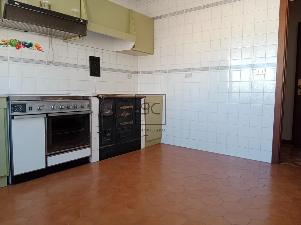 Edificio de 3 plantas, bajocubierta y garaje en cedeira