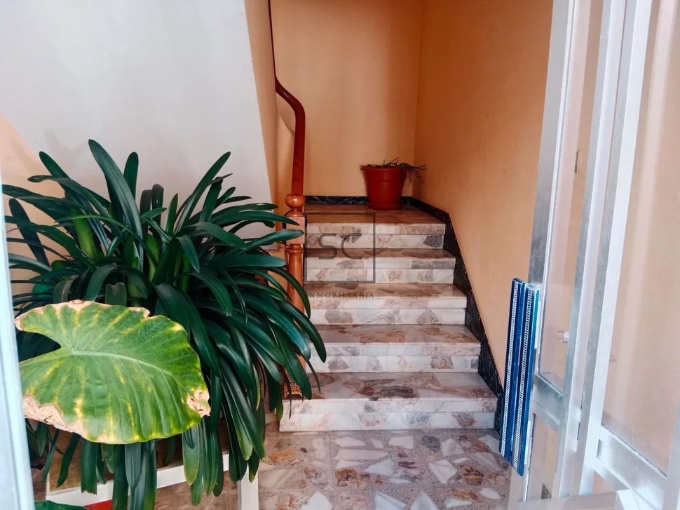 Edificio de 3 plantas, bajocubierta y garaje en cedeira