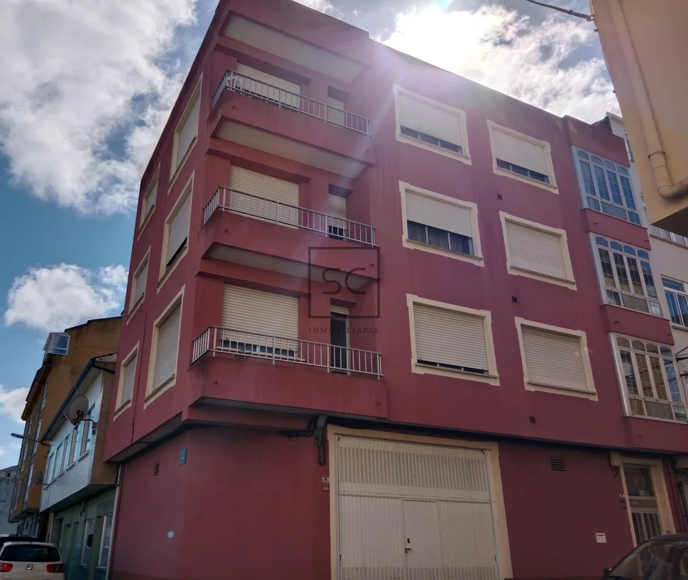 Edificio de 3 plantas, bajocubierta y garaje en cedeira