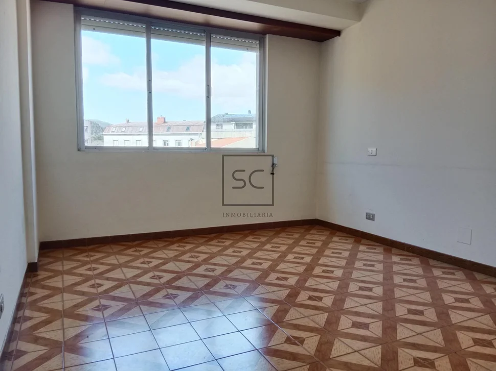 Edificio de 3 plantas, bajocubierta y garaje en cedeira