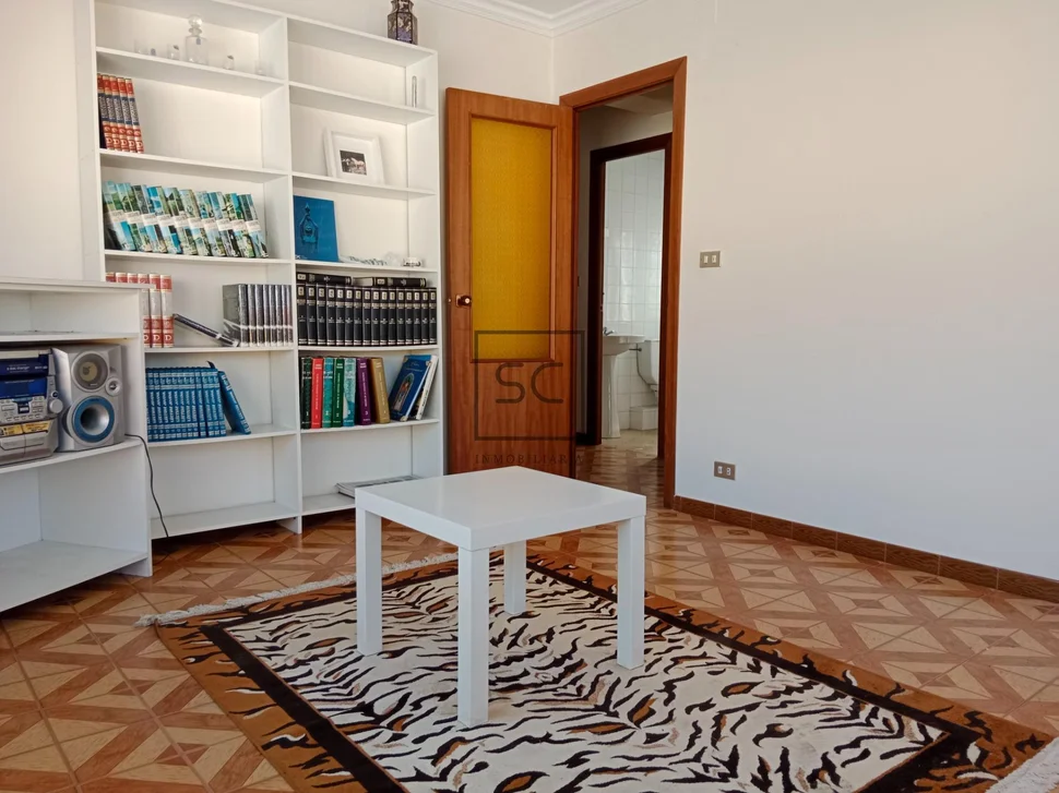 Edificio de 3 plantas, bajocubierta y garaje en cedeira