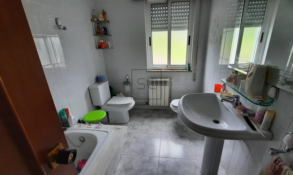 Casa adosada con finca en doniños