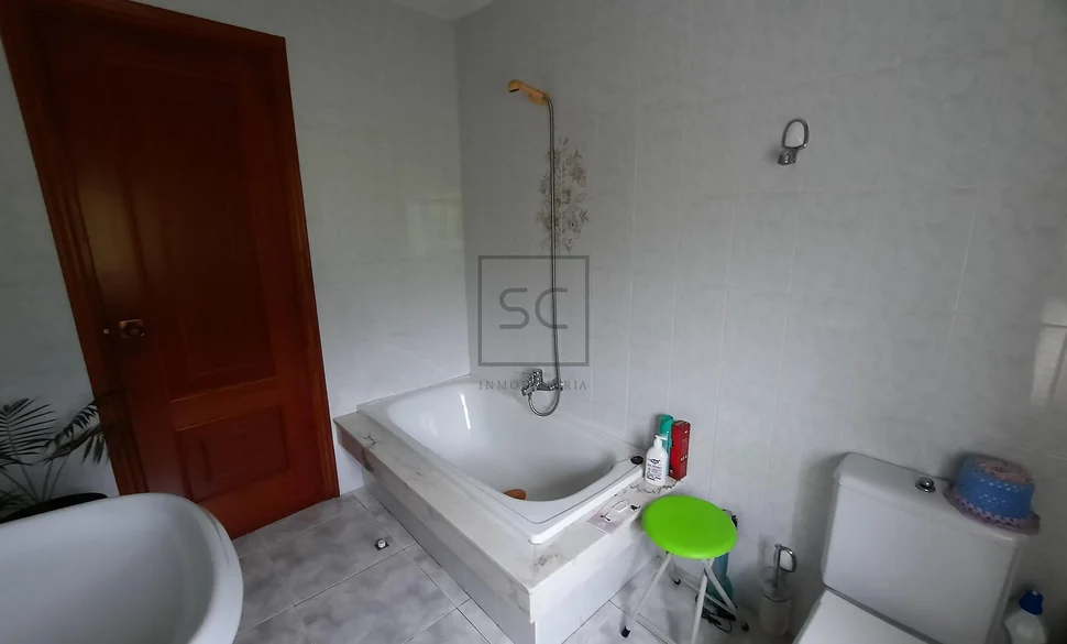 Casa adosada con finca en doniños