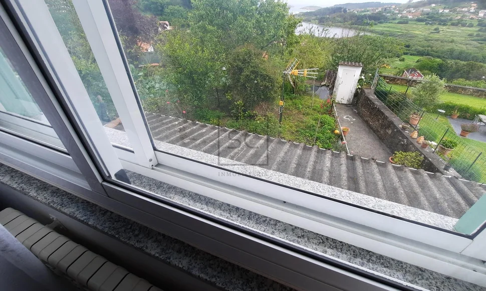 Casa adosada con finca en doniños