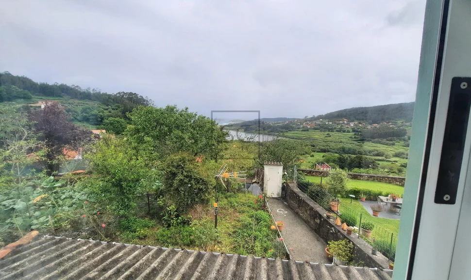 Casa adosada con finca en doniños