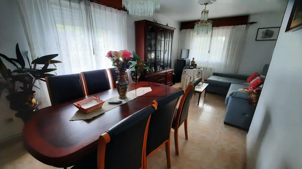 Casa adosada con finca en doniños