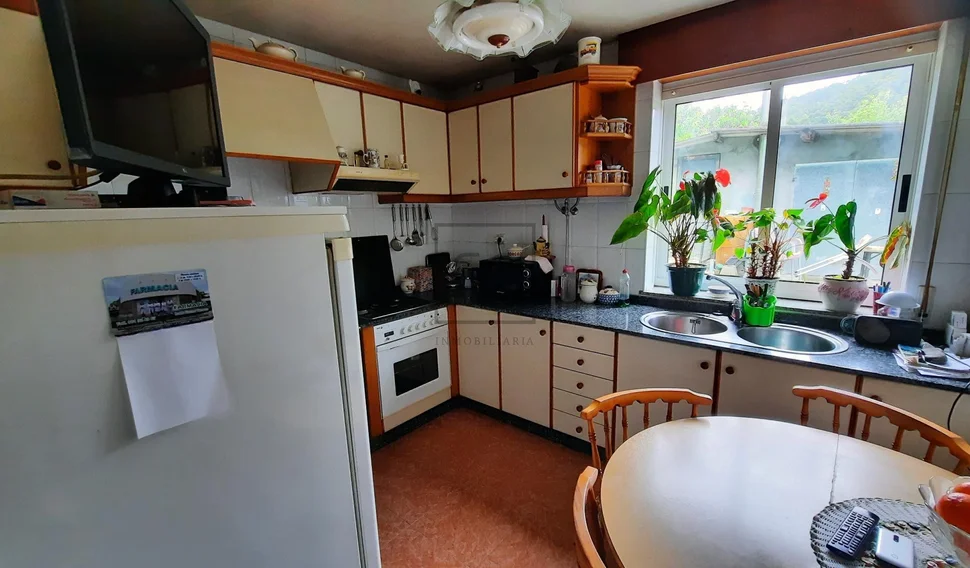 Casa adosada con finca en doniños